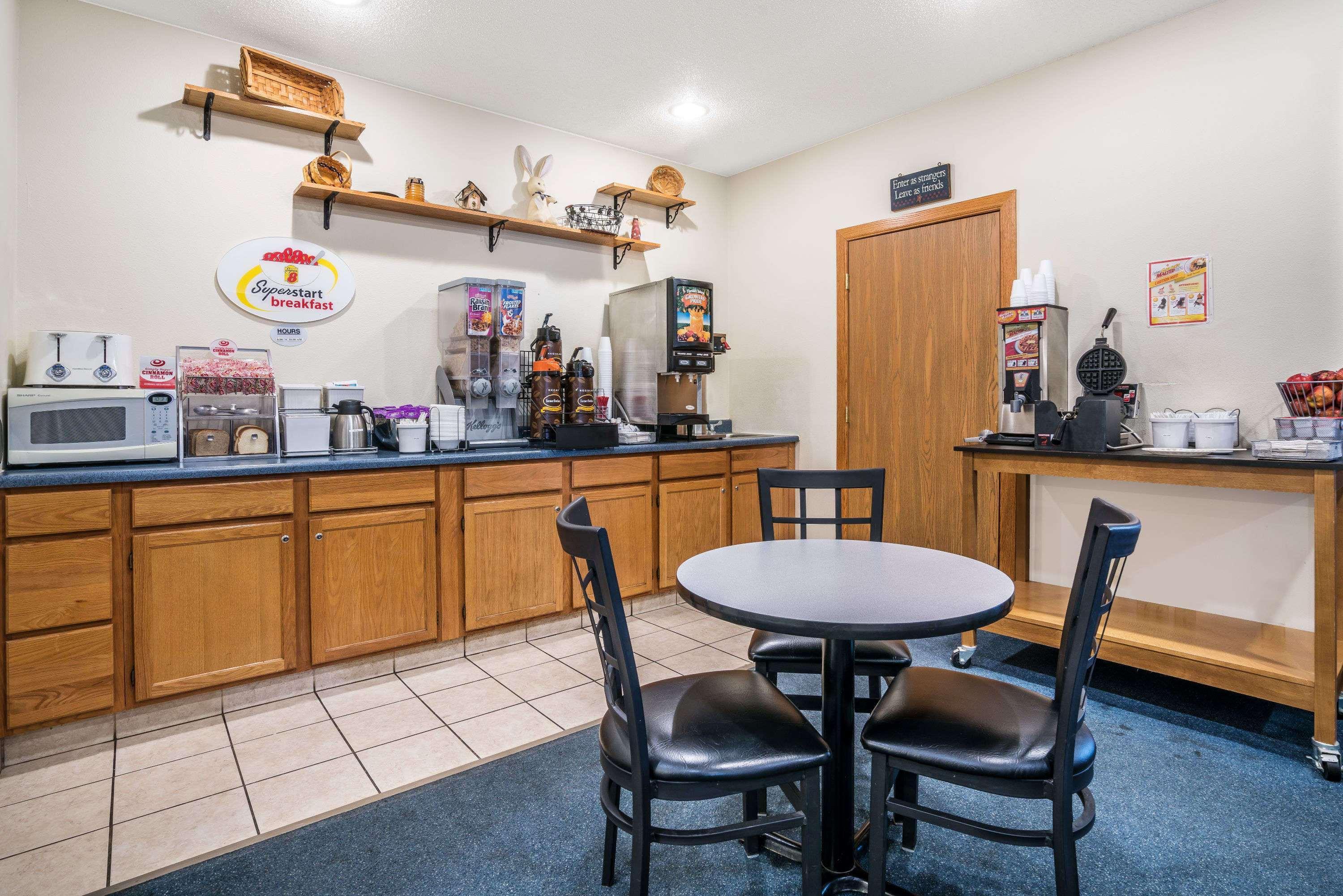 Super 8 By Wyndham Neillsville Wi Luaran gambar